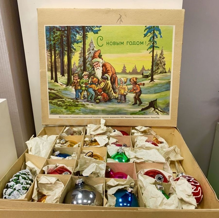 Та самая коробка, те самые игрушки...