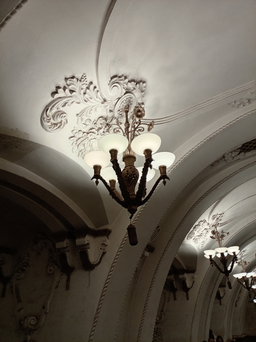 Люстры станции.