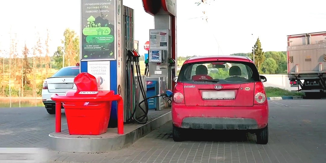 Почему водители не глушат двигатель на заправке, и чем это грозит: объясняем просто