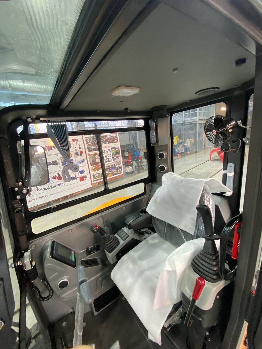 В наличии 4 мини-экскаватора IMT - 40, (4 т.) Гарантия 2 года. Склад запчастей и выездной сервис по РФ. Утильсбор и ЭПСМ оплачены. В комплекте — железные гусеницы.