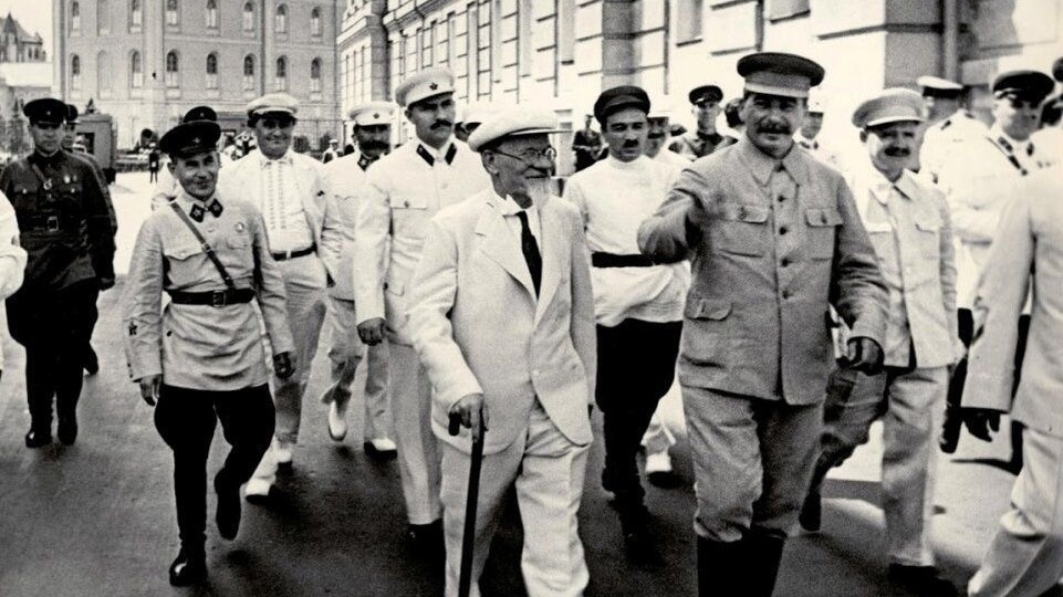 Иосиф Сталин сказал: "Гитлер радуется... Он еще не "завоевал" ни Данцига, ни Скандинавии но "присоединил" к себе - французских банкиров"