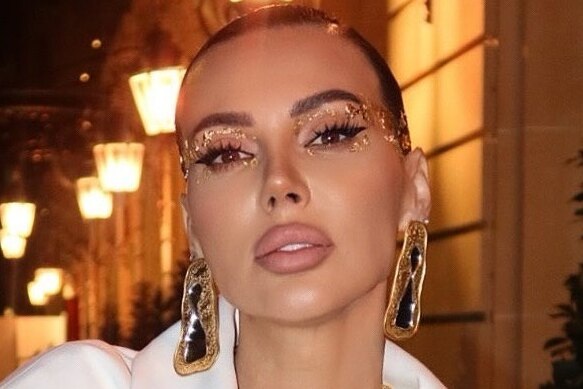     Оксана Самойлова снялась в провокационном купальнике в Дубае, куда прилетела к Джигану