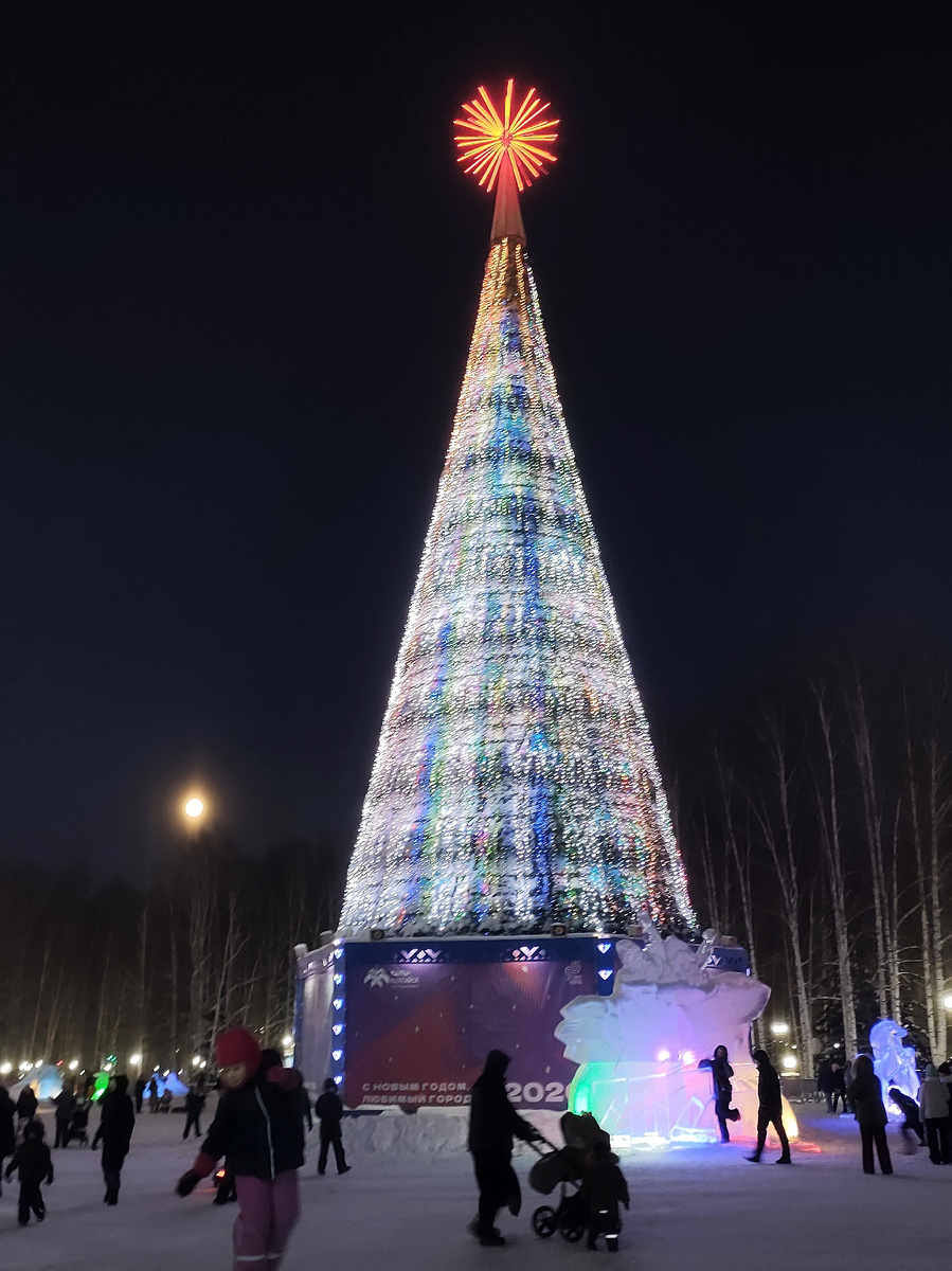 Третье января, центральная площадь, прогулка с внуком и друзьями, фото автора 