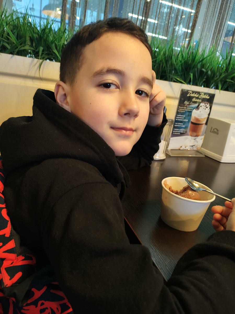 Зашли поесть мороженного и выпить кофе, внук, фото автора.