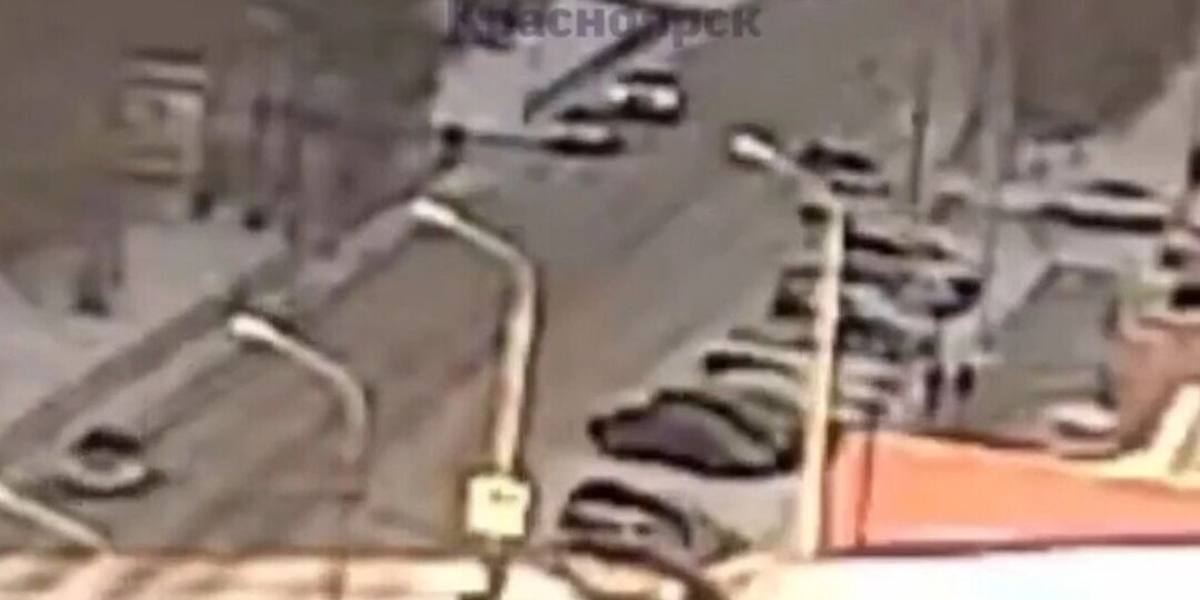 В Красноярске водитель врезался в машину и сбил трех пешеходов