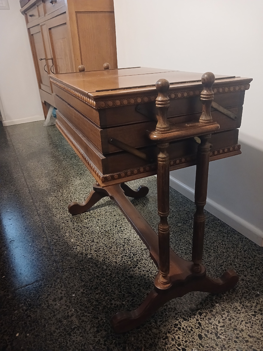 ящик для рукоделия. ему более 50 лет