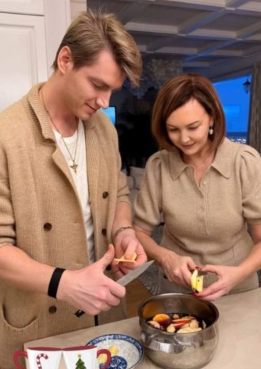     Алексей Воробьёв с мамой Аиды Гарифуллиной. Фото: Соцсети Аиды Гарифуллиной