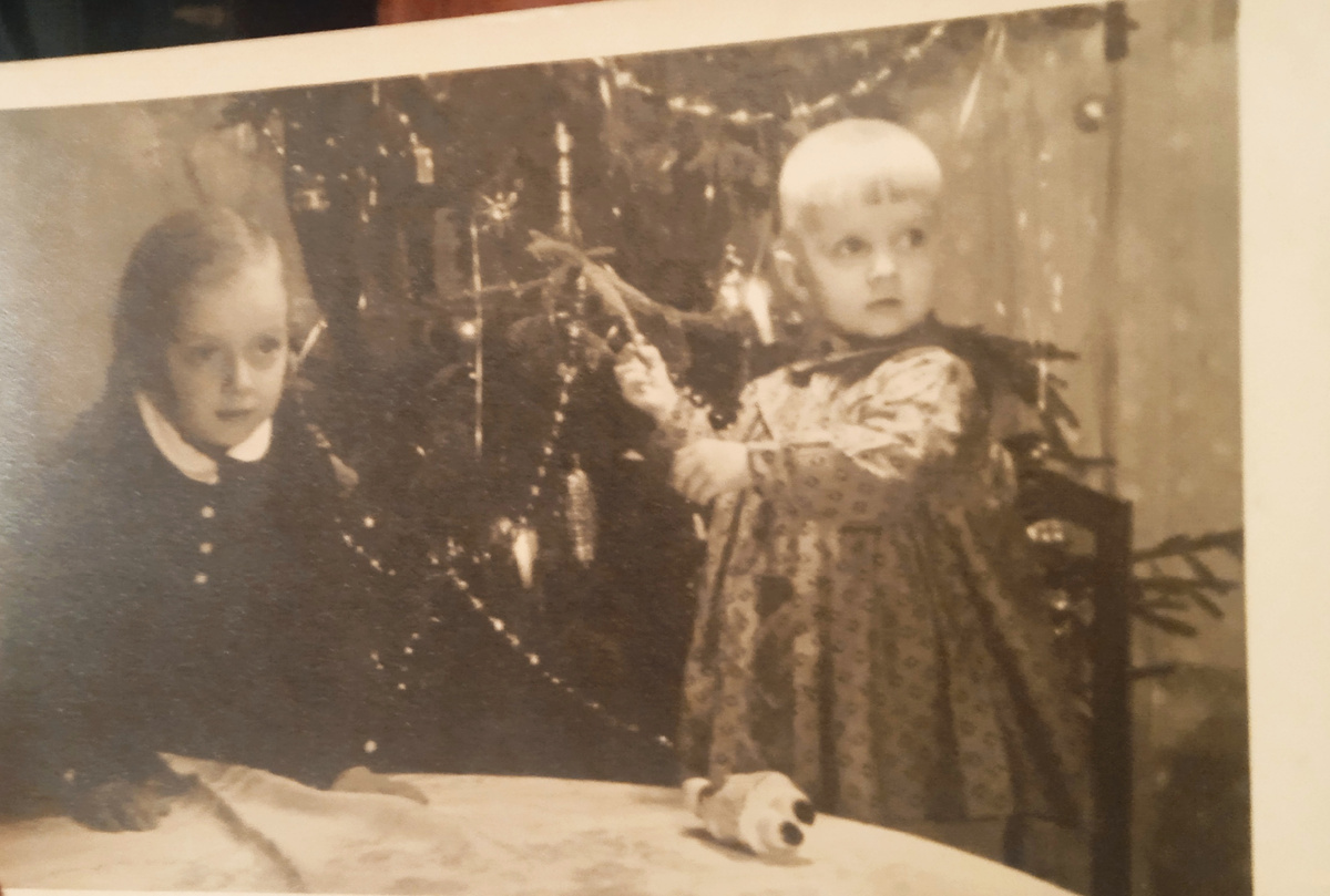 А это мои троюродные сестрёнки от дяди Жени Никольского, Олечка и Танечка. В квартире в Колпачном переулке, дом 14.  Год, наверное, 1958-й. 