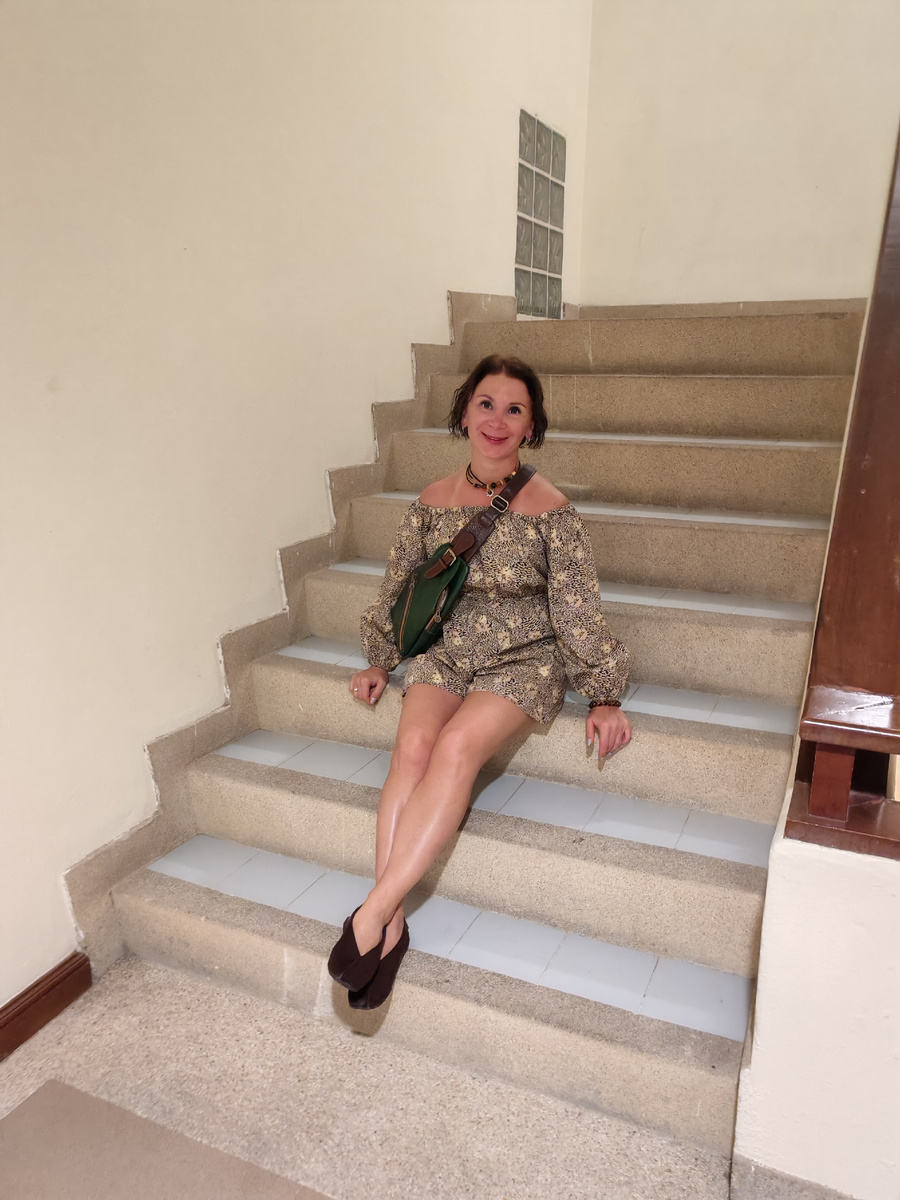 Дочь говорит, что я мимикрировала под лестницу.