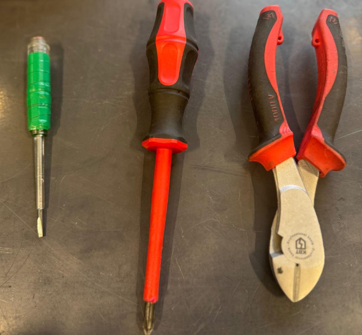 Индикаторная отвёртка которая уже не годна к использованию и профессиональный инструмент