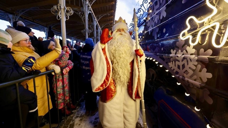    Поезд Деда Мороза на станции "Новый Петергоф" Автор фото: t.me/ozdrzd