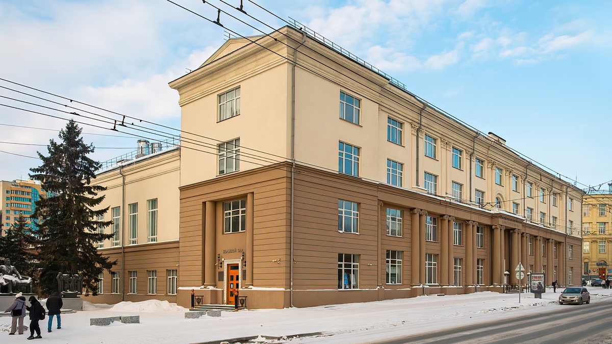 Новосибирская государственная консерватория имени М. И. Глинки по  ул. Советская, 31. Новосибирск. Фотография - www.openmainphoto.ru