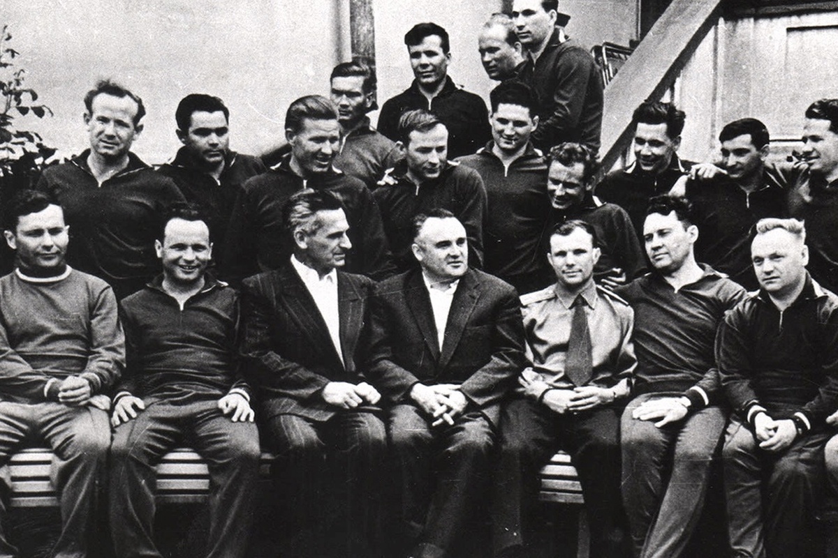    Первый отряд космонавтов. Слева-направо в первом ряду: П.Р. Попович, В.В. Горбатко, сотрудник КГБ М.С. Титов, С.П. Королев, Ю.А. Гагарин, начальник ЦПК Е.А. Карпов, тренер по парашютной подготовке Н. К. Никитин. Второй ряд: А.А. Леонов, А.Г. Николаев, М.З. Рафиков, Д.А. Заикин, Б. В. Волынов, Г.С. Титов, Г. Г. Нелюбов, В. Ф. Быковский, Г. С. Шонин. Третий ряд: В.И. Филатьев, Е.В. Хрунов, И. Н. Аникеев, П. И. Беляев. 1961 год. / Аукционный дом №1