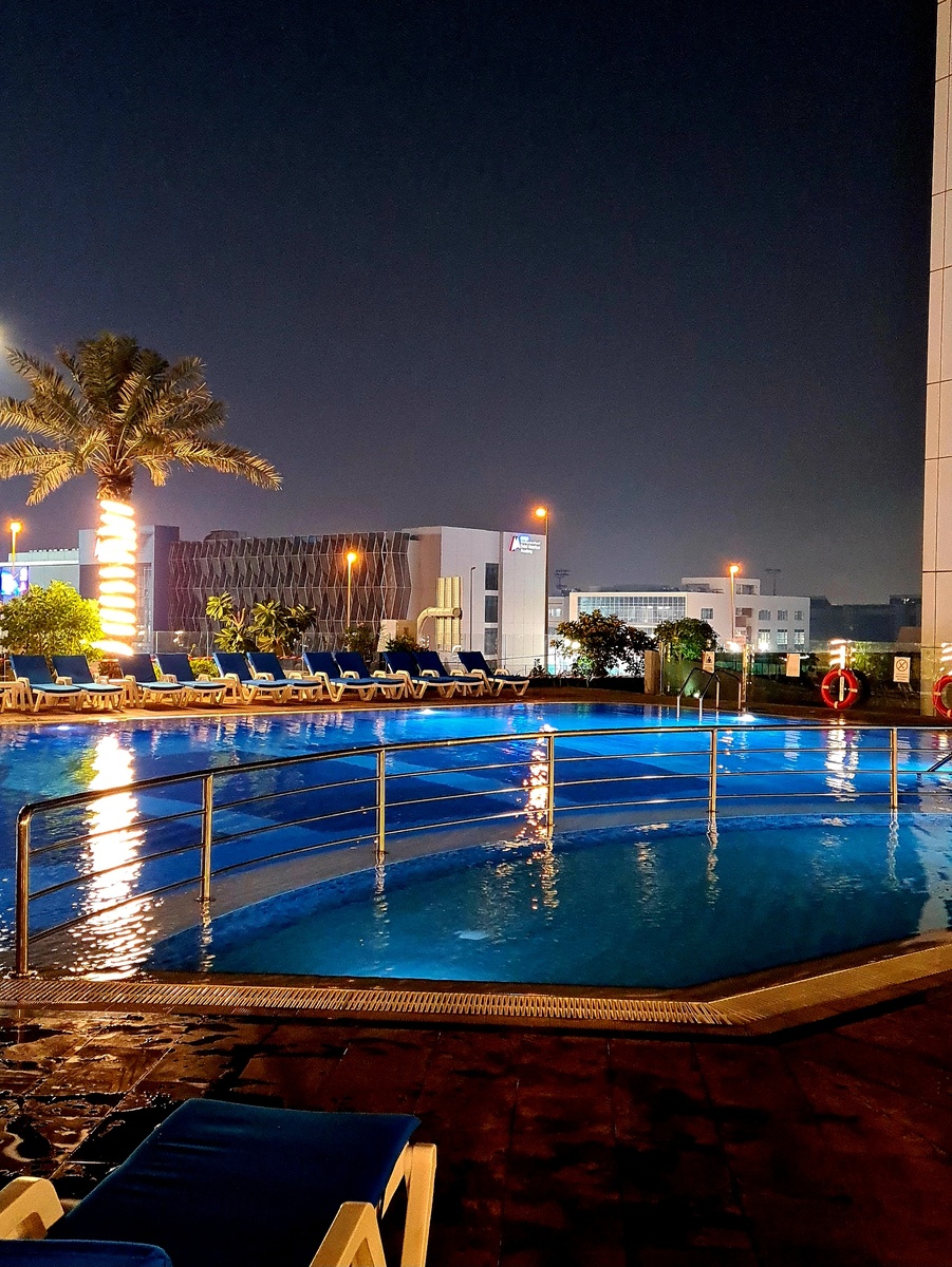 Иногда коротали вечера у бассейна.