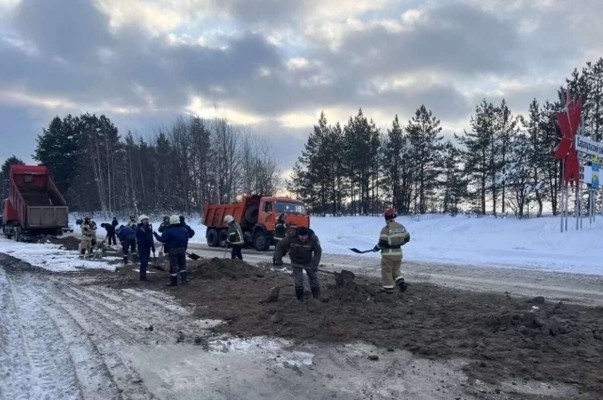    На трассе в Удмуртии произошёл разлив топлива после ДТП с нефтевозом