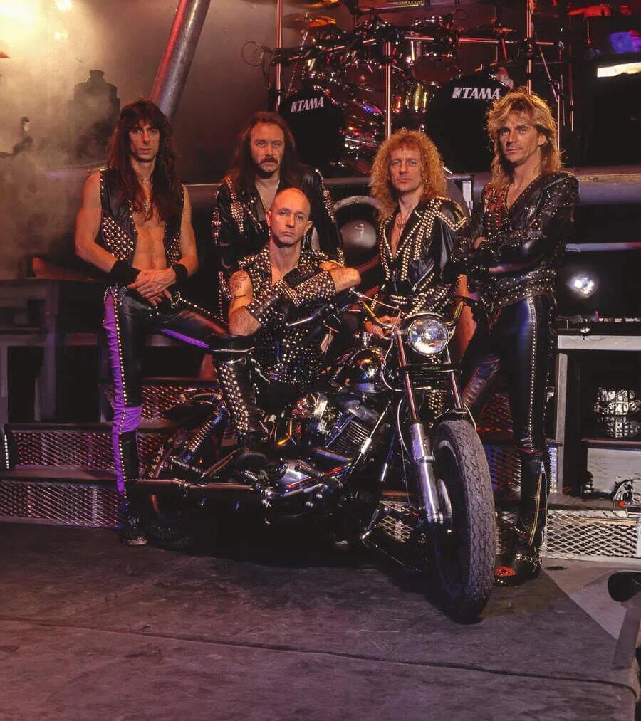 Judas Priest в августе 1990 года, незадолго до выхода альбома Painkiller: (слева направо) Скотт Трэвис, Иэн Хилл, Роб Хэлфорд, Кей Кей Даунинг, Гленн Типтон