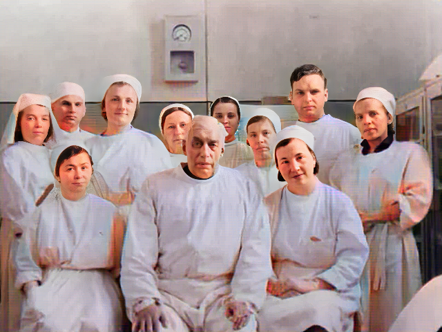 Генерал-майор м/с Засосов Р.А. в центре первого ряда (фотография с сотрудниками кафедры ЛОР Военно-морской медицинской академии)