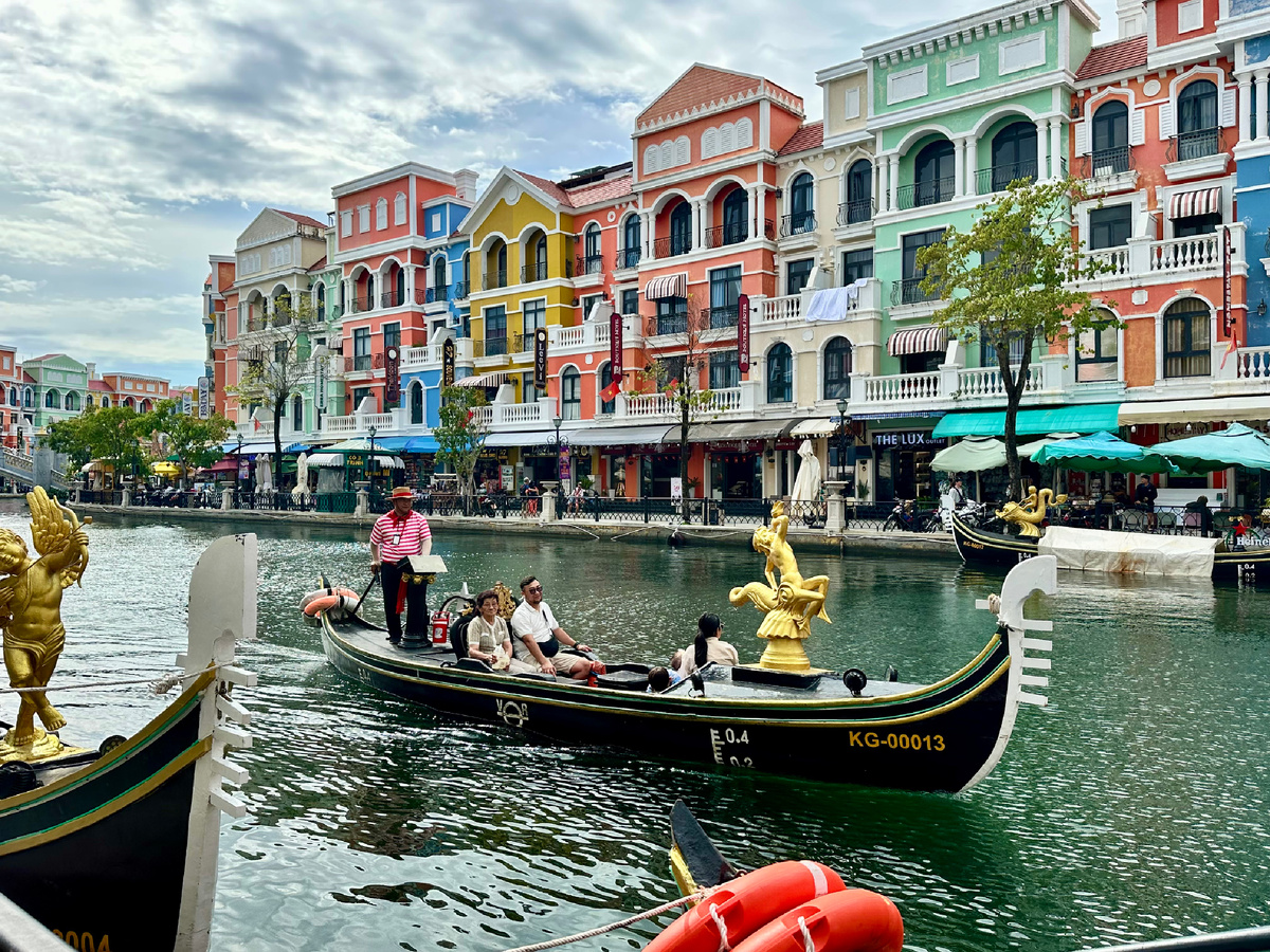 По реке Veneci на гондоле.