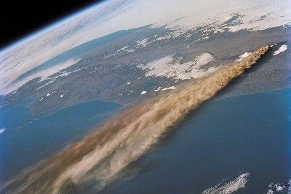    В 1994 году Ключевская сопка выбросила в небо огромный пепловый столб. Фото: тгк «Вулканы Камчатки»