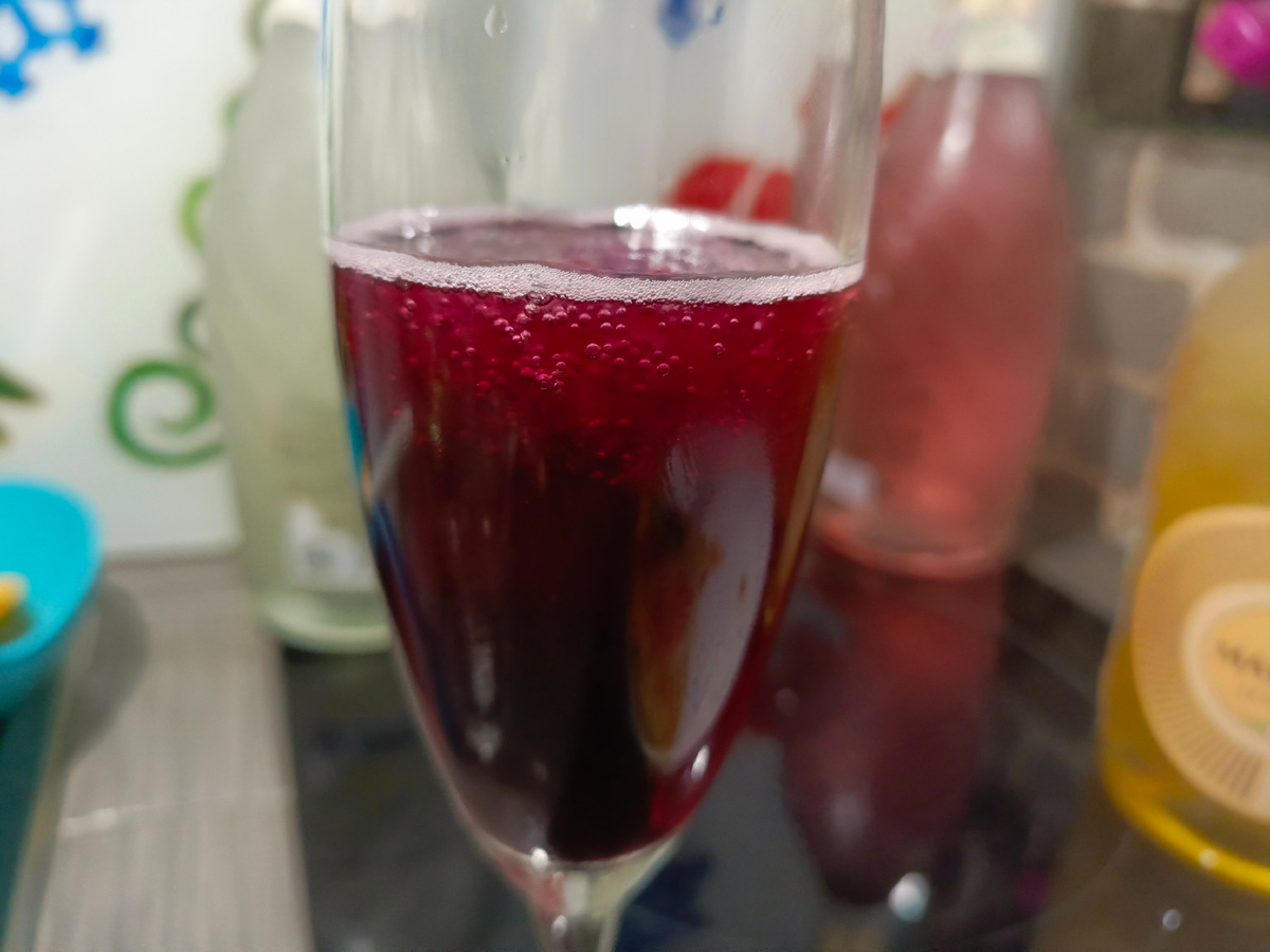 Вот такое ледяное шампанское🥶❄️🎄 Оно вообще толком не пенилось. А наверху было пару сантиметров мелких льдинок в каждом бокале.