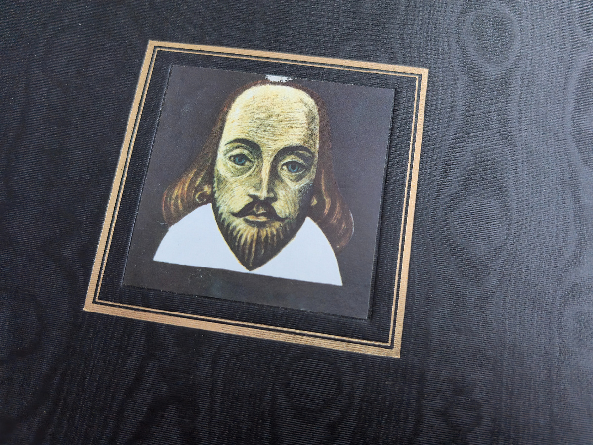 ...да и маленький квадратик с портретом посреди переплётной крышки смотрится классно!