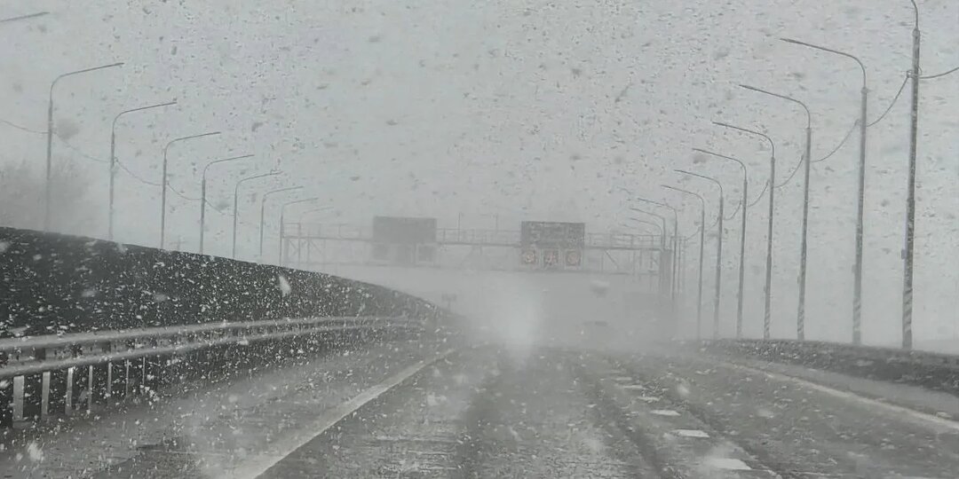 Госавтоинспекция Ростовской области обратилась к водителям трасс из-за гололедицы