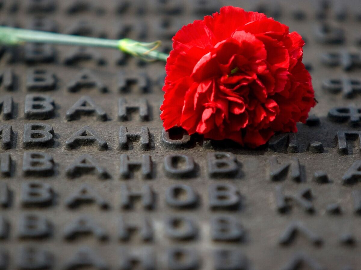    Цветы на мемориале памяти погибших в Великой Отечественной войне 1941-1945 годов | © РИА Новости / Александр Алпаткин