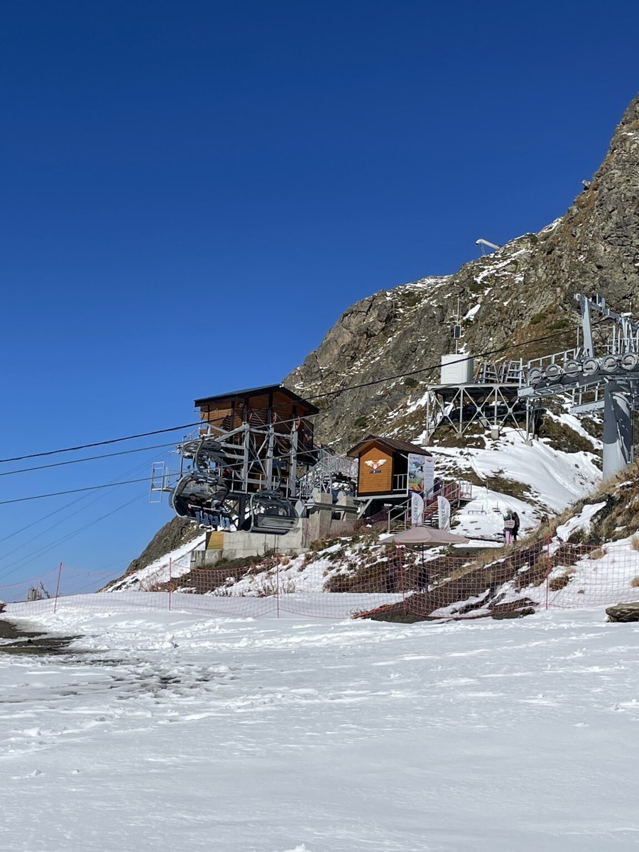 Горнолыжный курорт — это микромир, живущий по своим законам. Здесь главные ценности — солнце, снег и хорошее настроение. Здесь стирается грань между спортом и праздником. И это — лучшее лекарство от обыденности. ✨