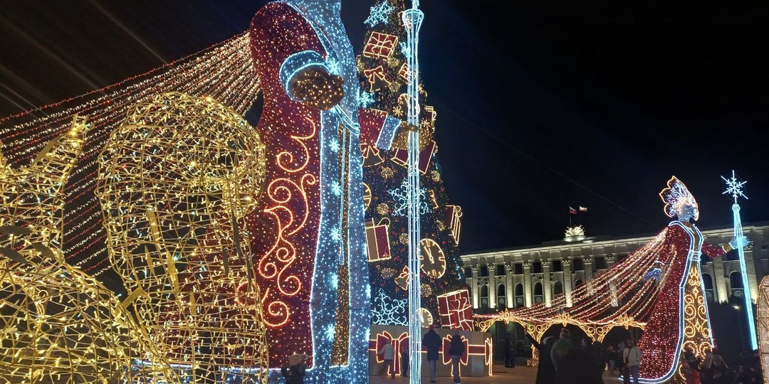 В эти новогодние праздники город Симферополь украсили множеством ёлок во всех районах города