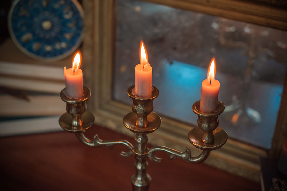 T.Den_Team / Shutterstock / FOTODOM📷Гадания опирались на символические действия и предметы — воду, огонь, зеркала, хлеб, кольца, животных, звук, сон