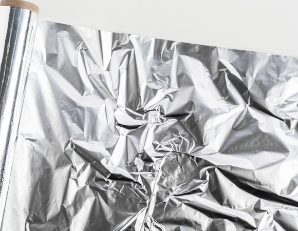 Блестящая или матовая: наконец стало ясно, какой стороной использовать фольгу на кухне