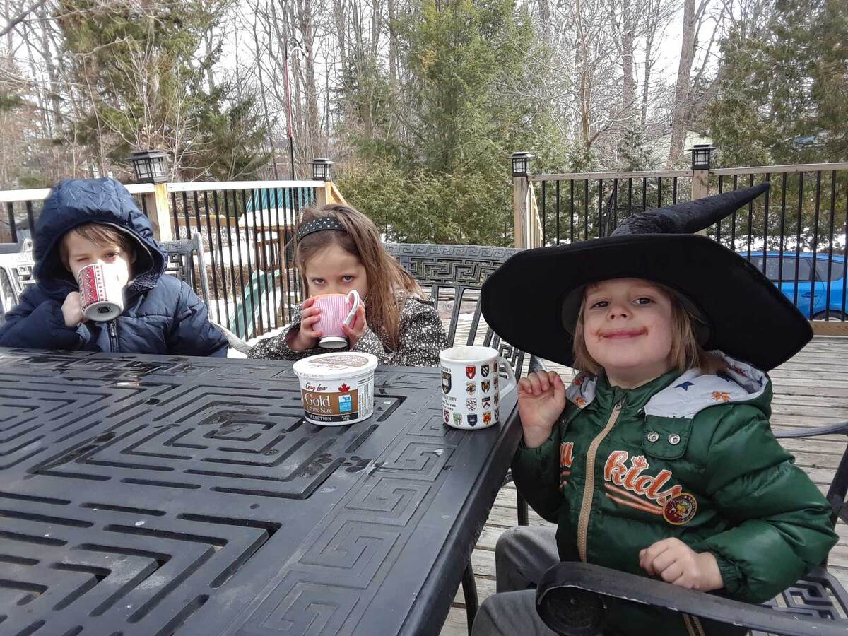 Утренний какао на веранде дома.