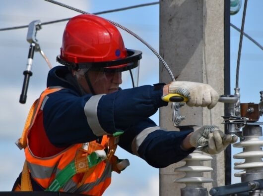    Специалист-энергетик проводит ремонт элетросети //Фото voloktoday.ru