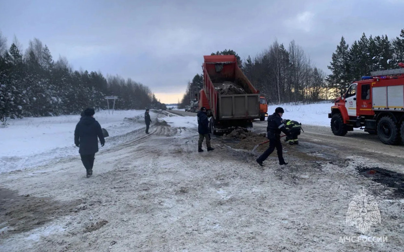    Ликвидация аварии с нефтевозомГУ МЧС по Удмуртии