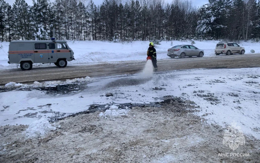    Ликвидация аварии с нефтевозомГУ МЧС по Удмуртии