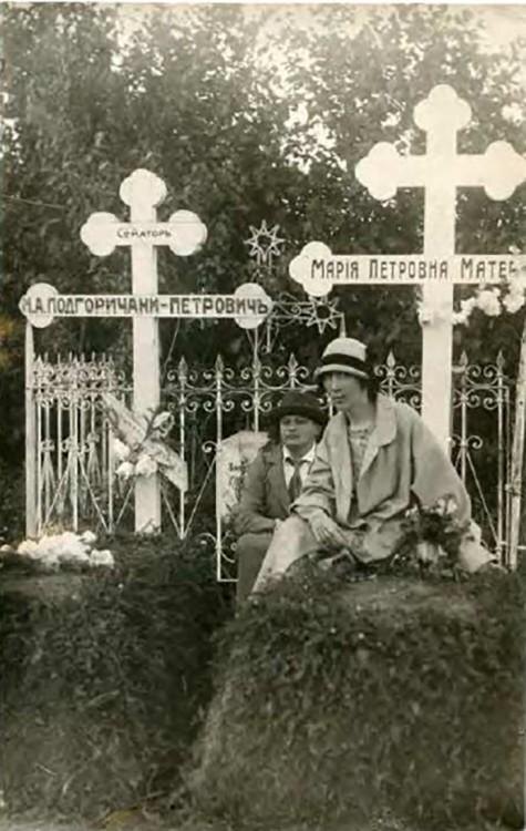 На фото из архива Бориса Каплана: Нина и неизвестный на кладбище в Иркутске, 1920-е годы.