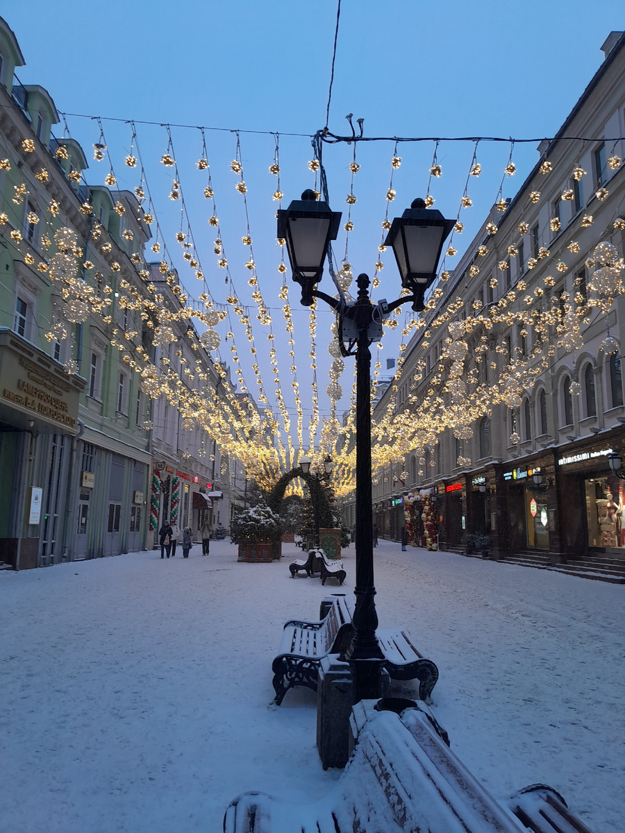 Дорогие друзья! От души поздравляю вас с Рождеством Христовым!Будьте счастливы всегда, не болейте никогда.  Будьте добрыми с родными. Дорожите нежно ими.И пусть Рождество святое счастье принесёт большое!