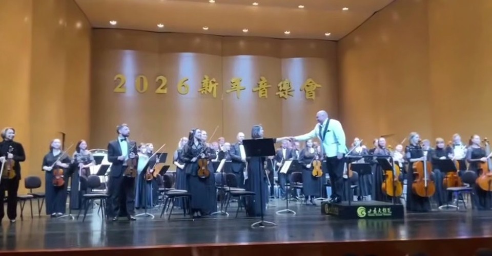    Губернатор Ульяновской области поздравил артистов с успешными гастролями. Фото: скриншот с видео из тг-канала Алексея Русских