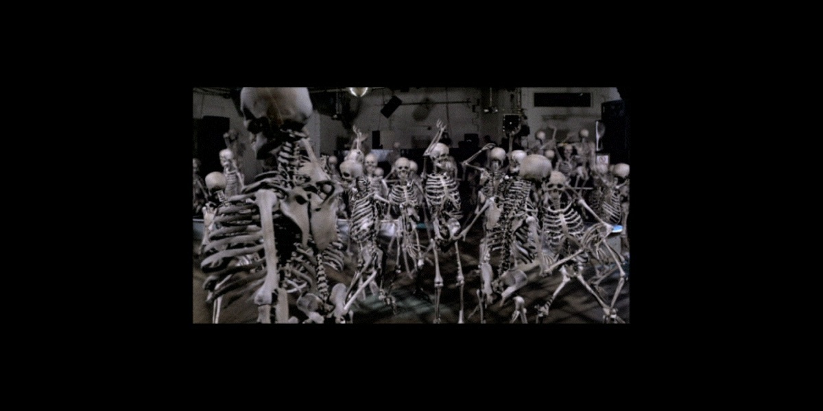 Как будто это превращается в мини-игру) Угадаете, из какого клипа этот кадр?)