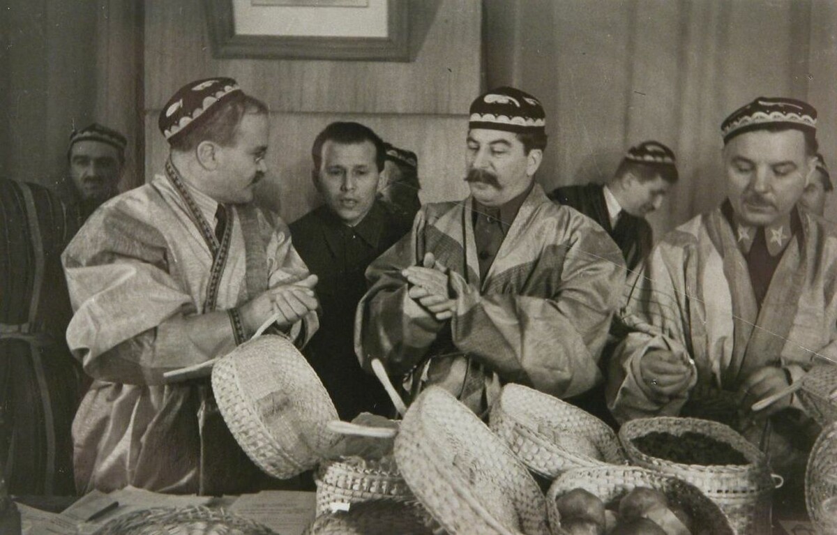 Молотов, Сталин, Ворошилов в тюбетейках. Источник: Яндекс картинки