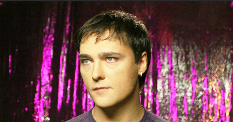 Юрий Шатунов: Сирота, ставший голосом поколения. История мальчика, который спел «Белые розы» и навсегда остался в наших сердцах