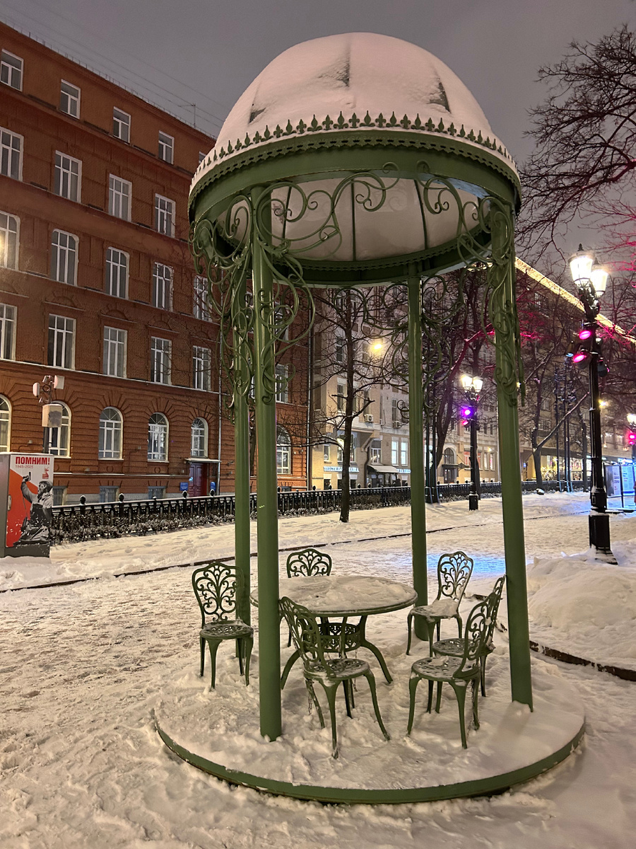 Беседка в сквере на Никитском бульваре. Фото автора