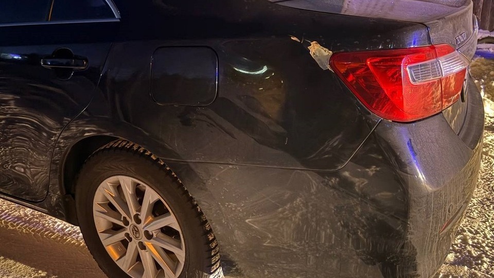 В Красноярском крае ребенок съехал с горки под колеса иномарки