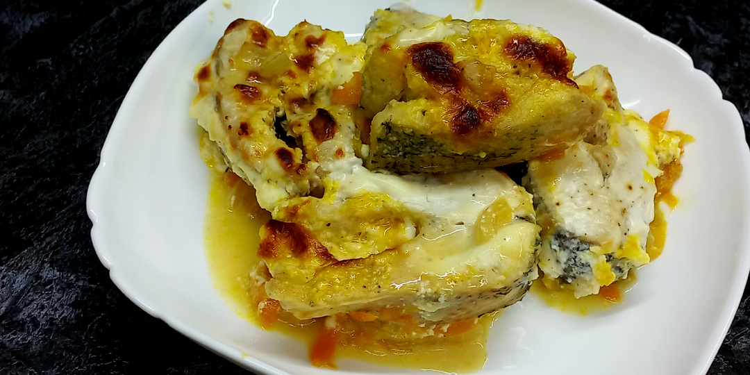 Щука, запеченная в духовке с овощами и сметаной