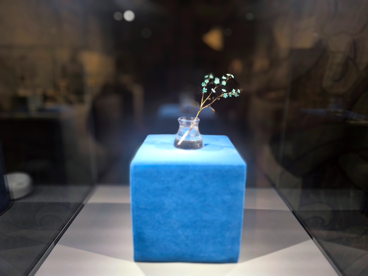 Нижегородский государственный художественный музей. Веточка незабудок в вазочке. 