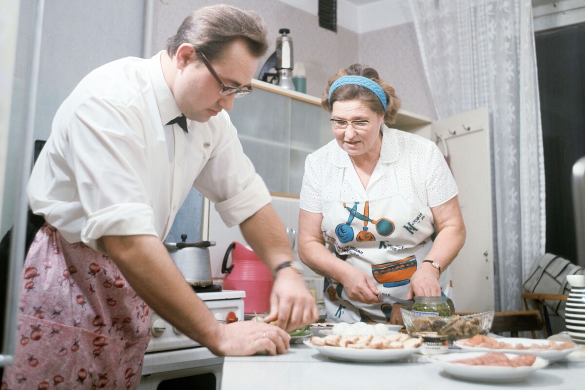    Приготовление праздничного стола. 1971 год./Борис Кавашкин / РИА Новости