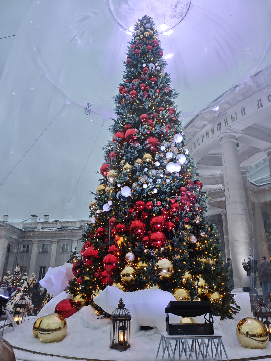 Нарядная ёлка под центральным куполом у "Дворца милосердия"