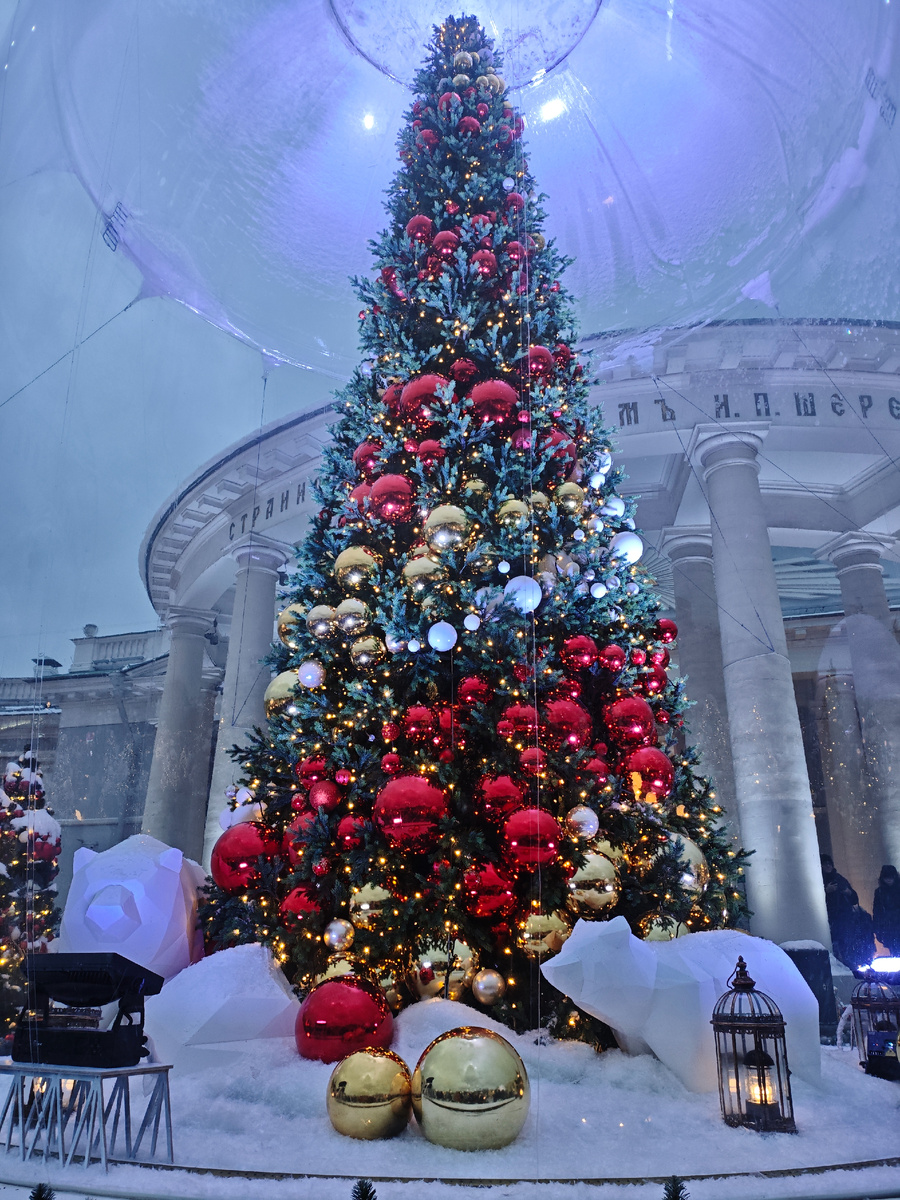 Нарядная ёлка под центральным куполом у "Дворца милосердия"