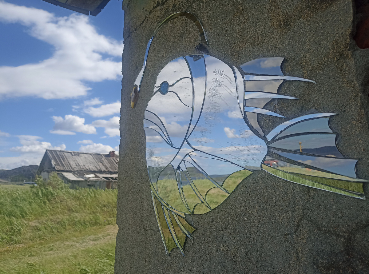 Удильщик украшает стену в Териберке. Фото из личного архива Ивана и Дарьи Никитиных