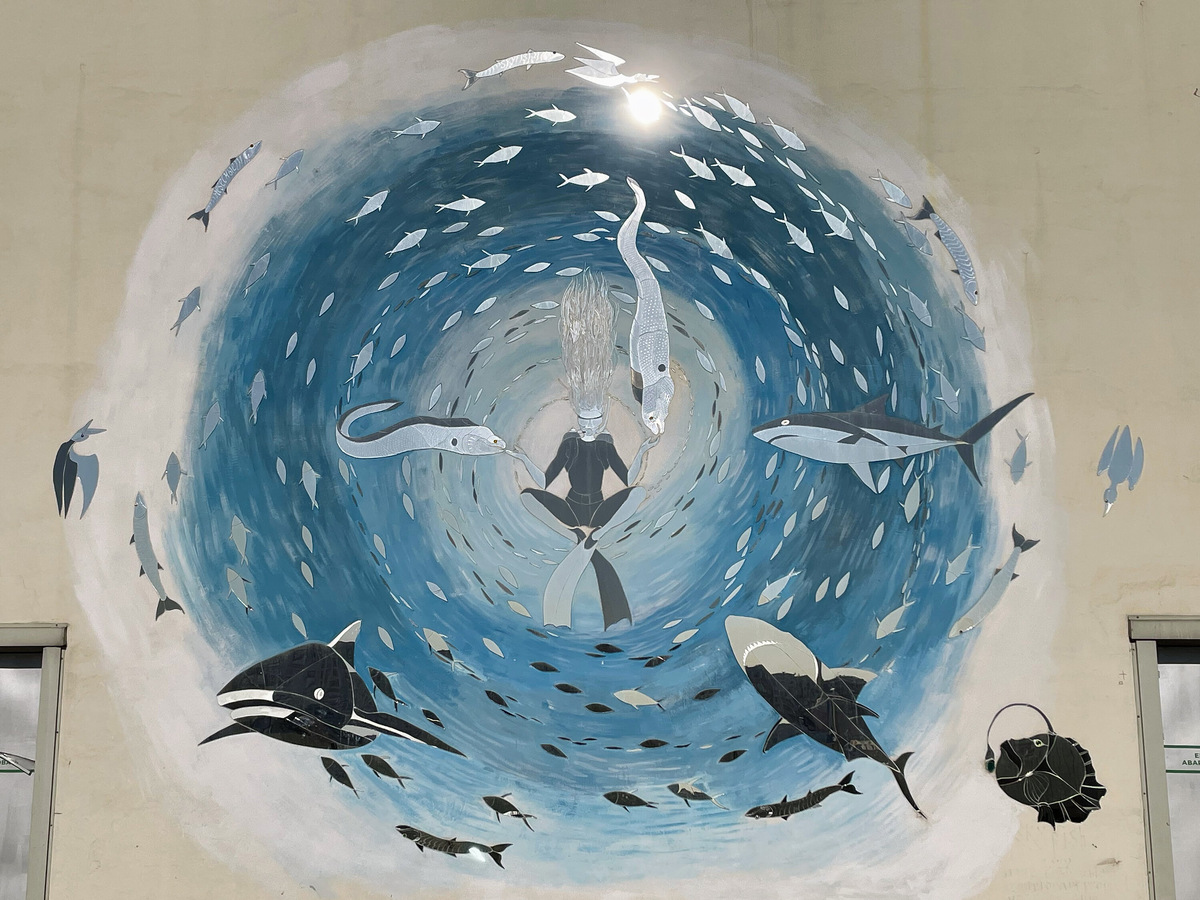 Порой мозаики долго ждут свою стену в мастерской: например, композиция «Глаз бездны» хранилась шесть лет перед тем, как украсить стену «Авиапарка». Фото: Оксана Кравченко